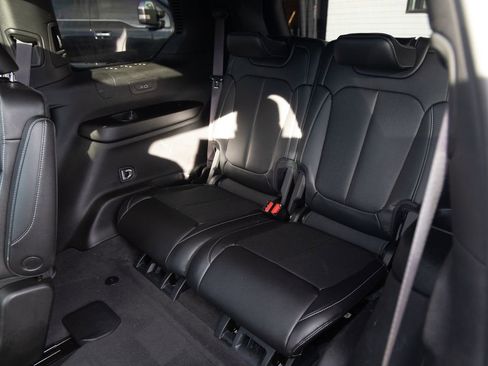 Used 2025 Jeep Grand Cherokee L Limited w/ Luxury Tech Group II image 11