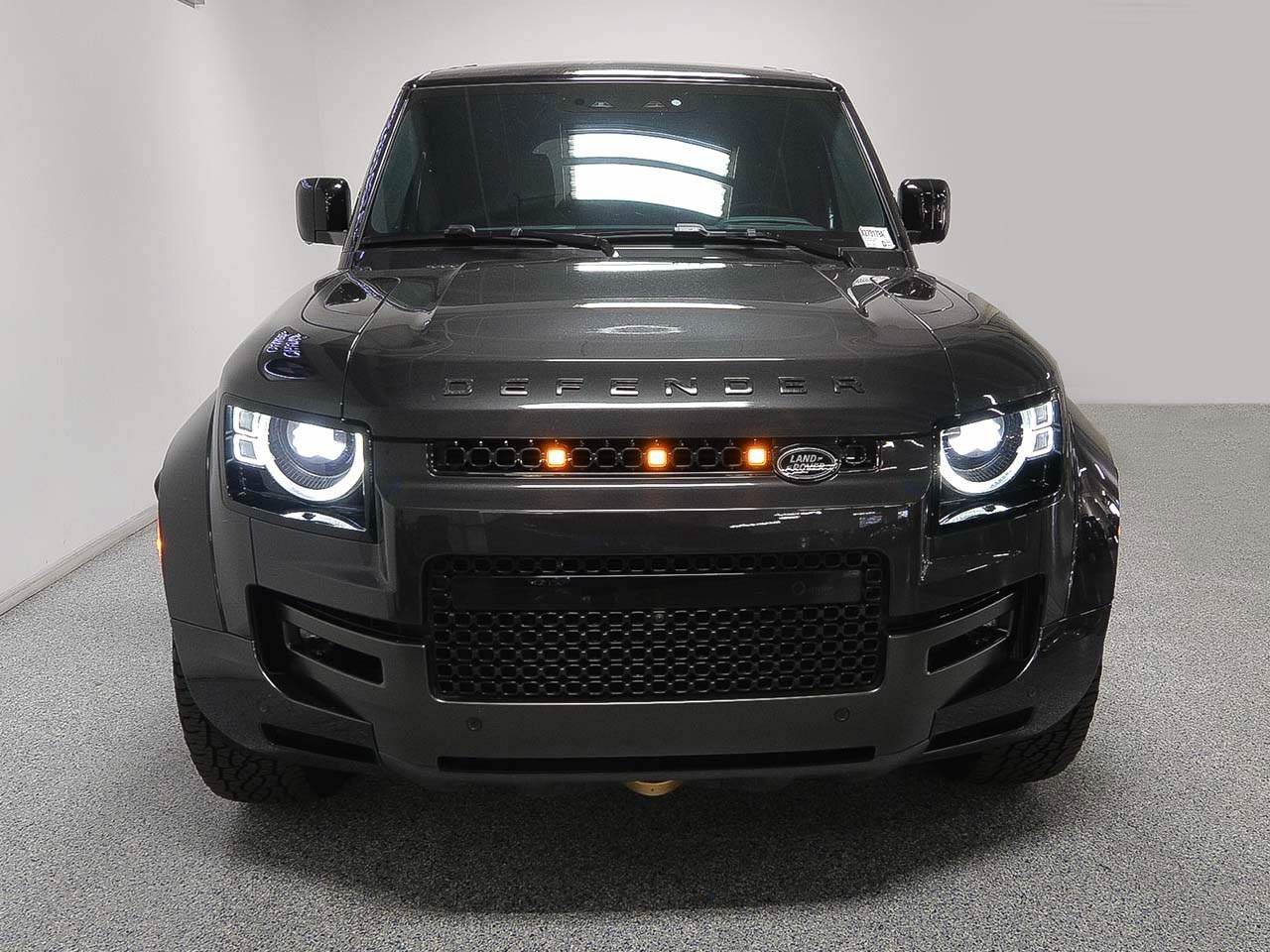 Used 2025 Land Rover Defender 110 AWD/4WD image 2