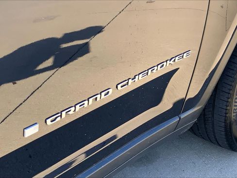 Used 2024 Jeep Grand Cherokee L Limited RWD image 10