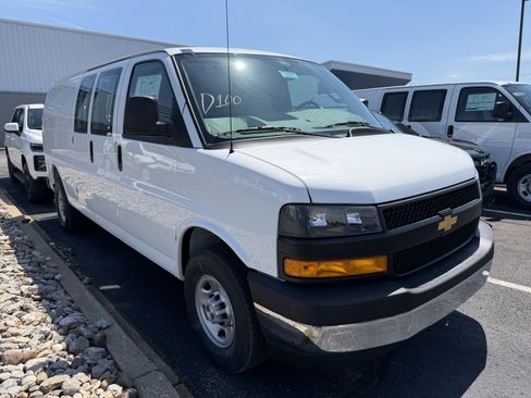 New 2026 Chevrolet Express 3500 Extended RWD image 2