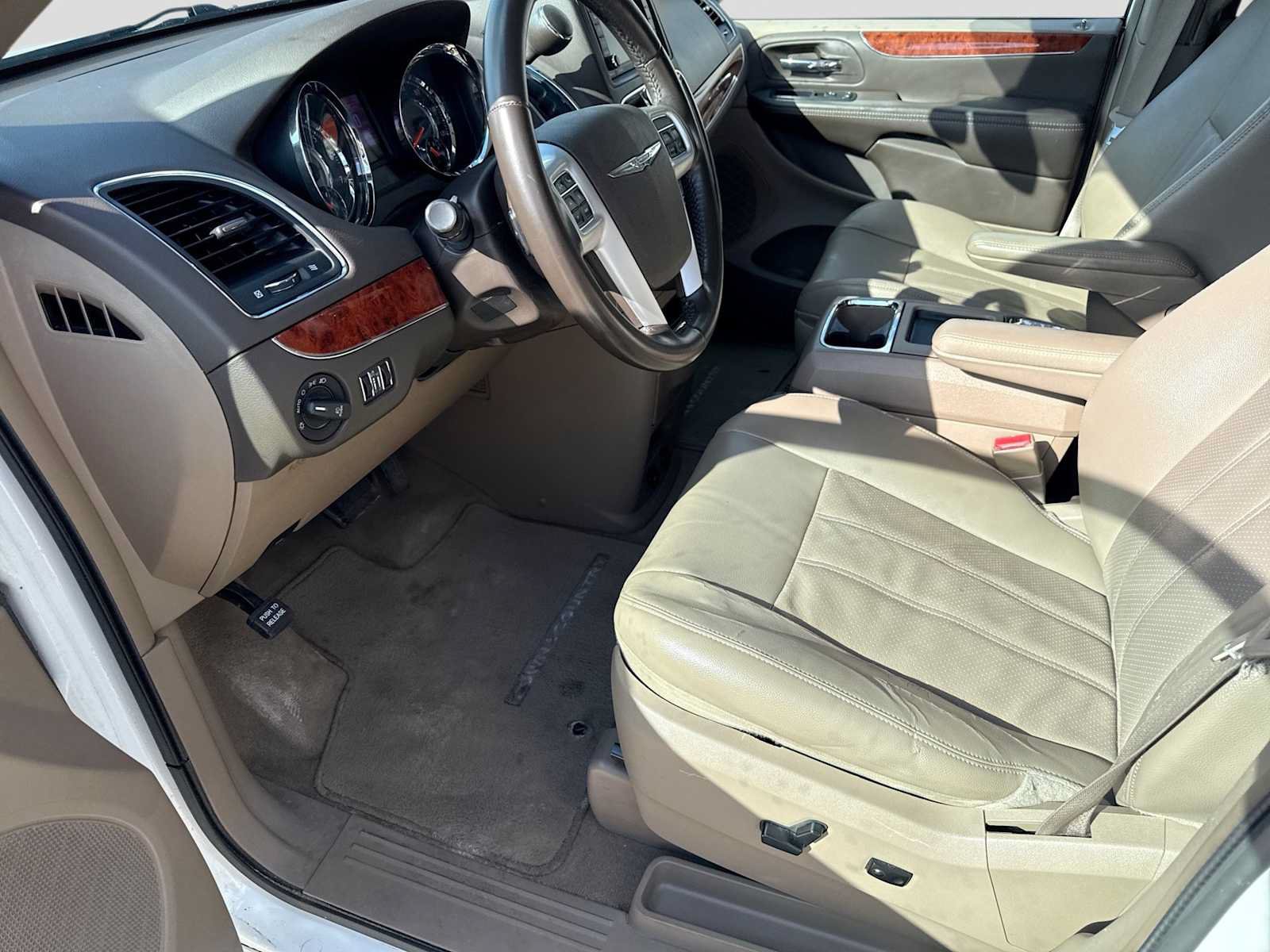 Used 2014 Chrysler Town & Country Touring-L FWD image 15