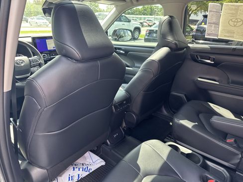 New 2025 Toyota Highlander XLE image 25