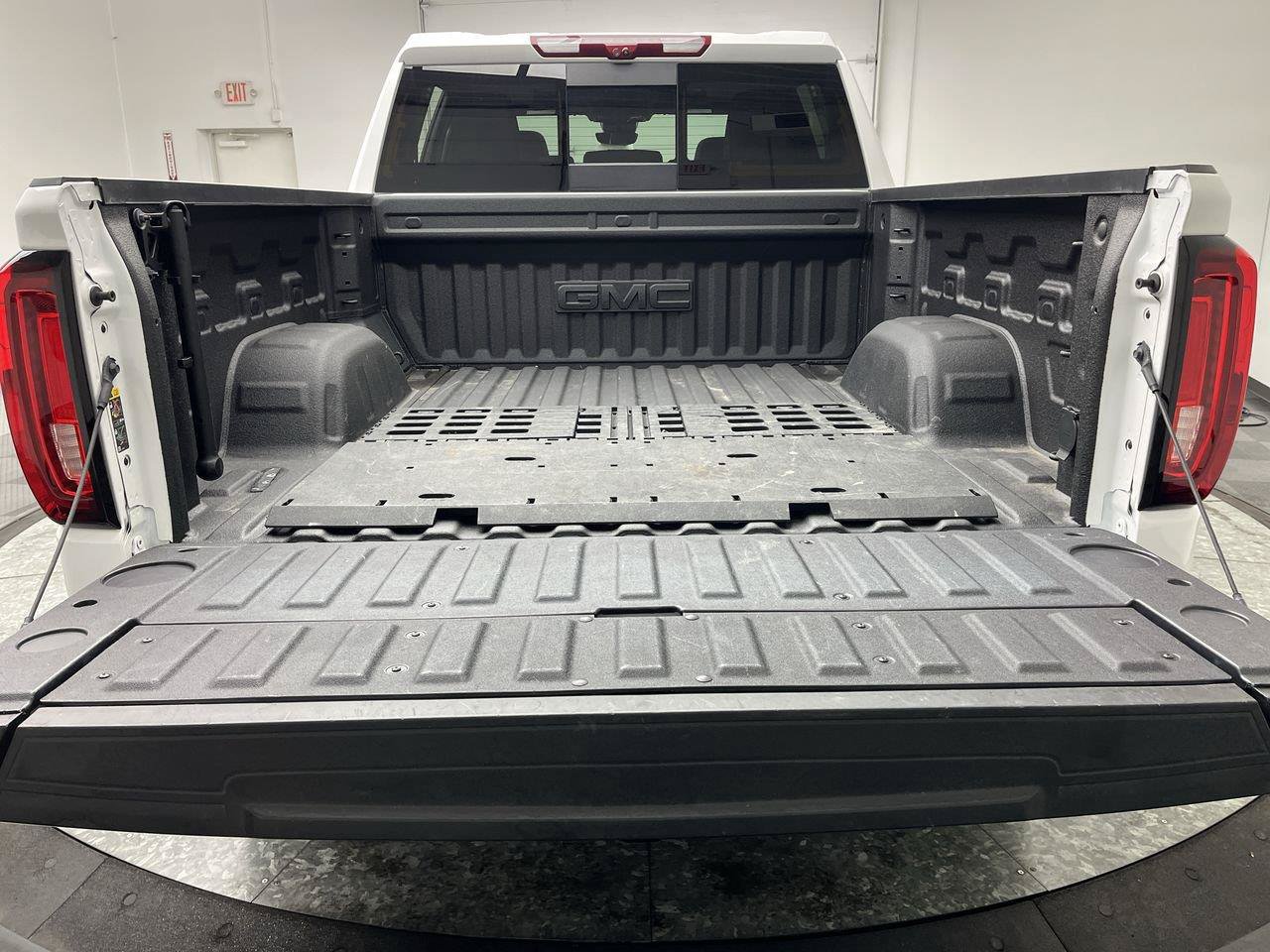 Certified 2025 GMC Sierra 1500 AT4 w/ Technology Package AWD/4WD image 36