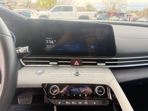 Used 2025 Hyundai Elantra Limited image 18
