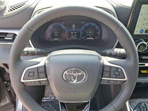 New 2026 Toyota Highlander Platinum AWD/4WD image 17