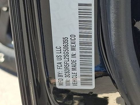 Used 2025 RAM 2500 Laramie AWD/4WD image 27