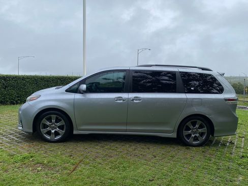 Used 2018 Toyota Sienna SE image 4