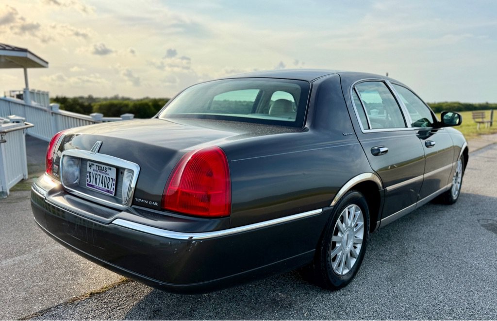 Used 2007 Lincoln Town Car Signature RWD image 5