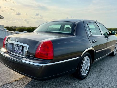 Used 2007 Lincoln Town Car Signature RWD image 5