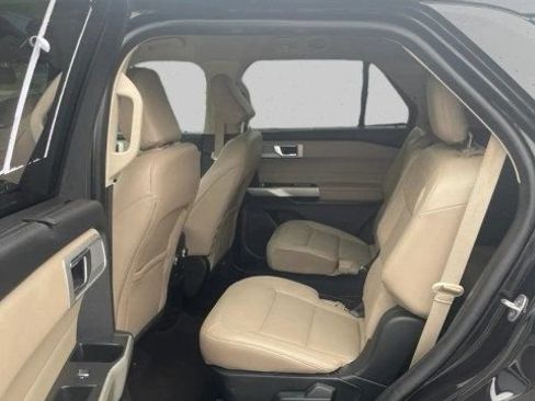 Used 2021 Ford Explorer Limited w/ Equipment Group 301A AWD/4WD image 18