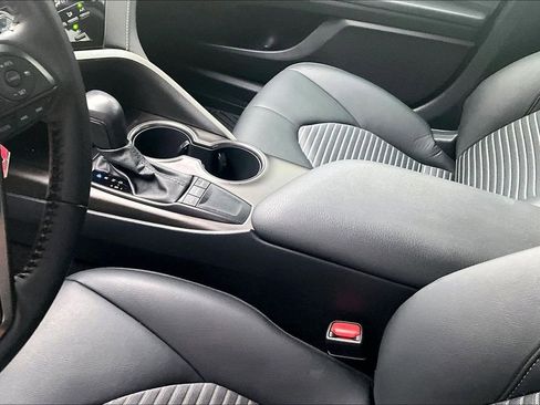 Certified 2022 Toyota Camry SE image 17