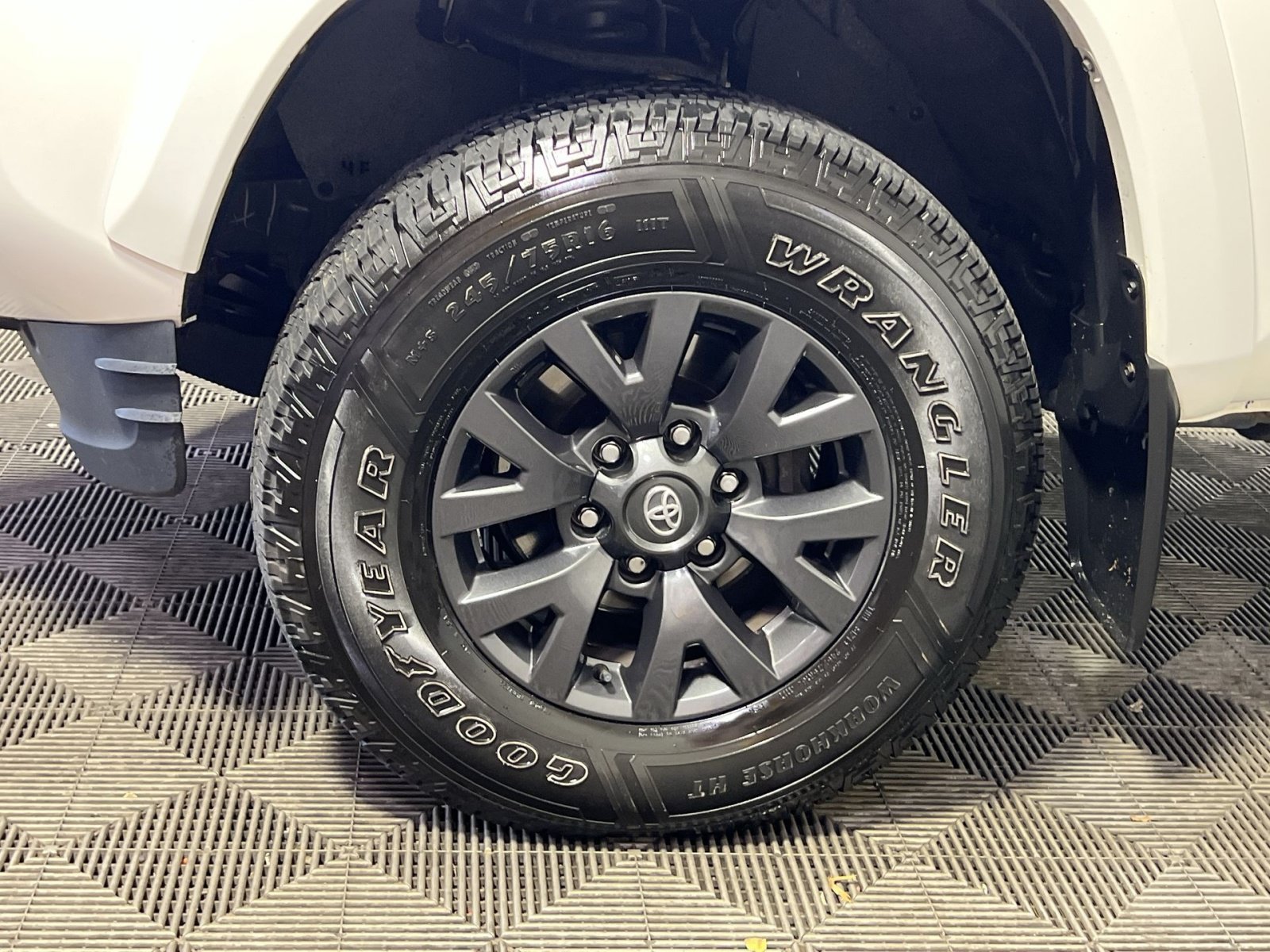 Used 2022 Toyota Tacoma SR5 w/ SR5 Appearance Package (SM) AWD/4WD image 12