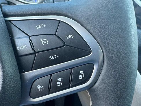 Used 2024 Chrysler Pacifica Touring-L FWD image 27