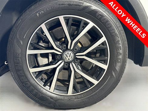 Used 2021 Volkswagen Tiguan SE w/ Panoramic Sunroof Package image 31