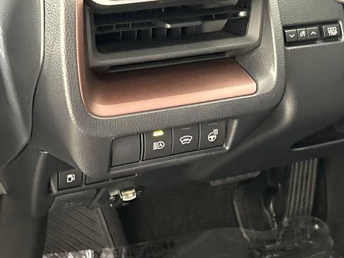 Used 2025 Toyota Prius Plug-In Hybrid FWD image 13