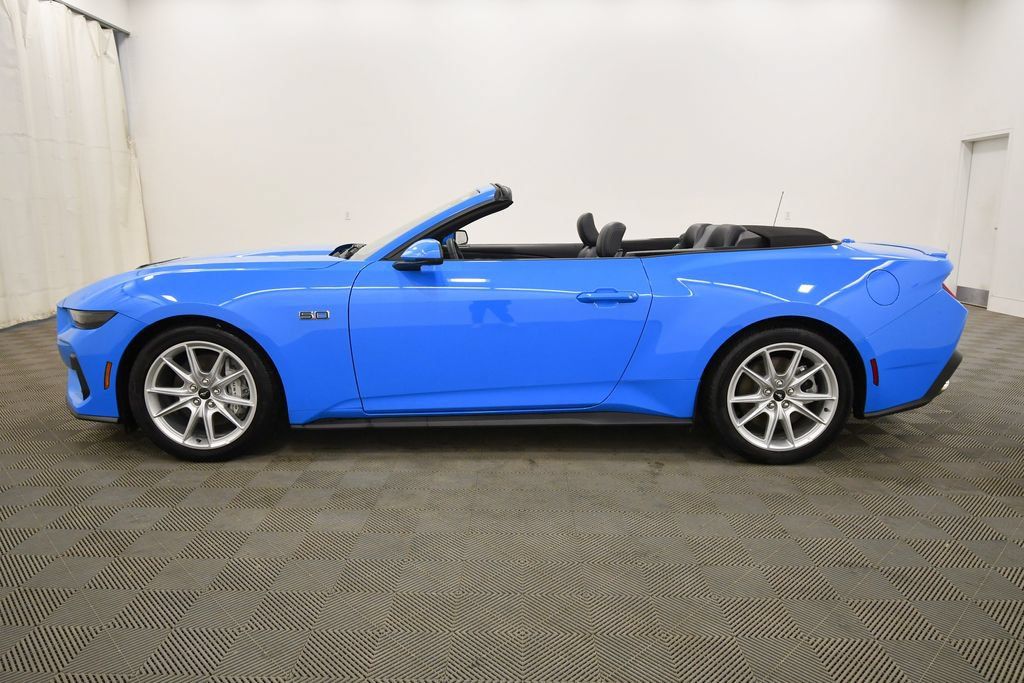 Used 2025 Ford Mustang GT Premium RWD image 4