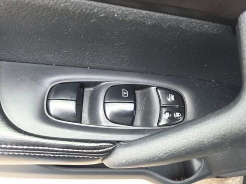 Used 2014 Nissan Rogue S image 24