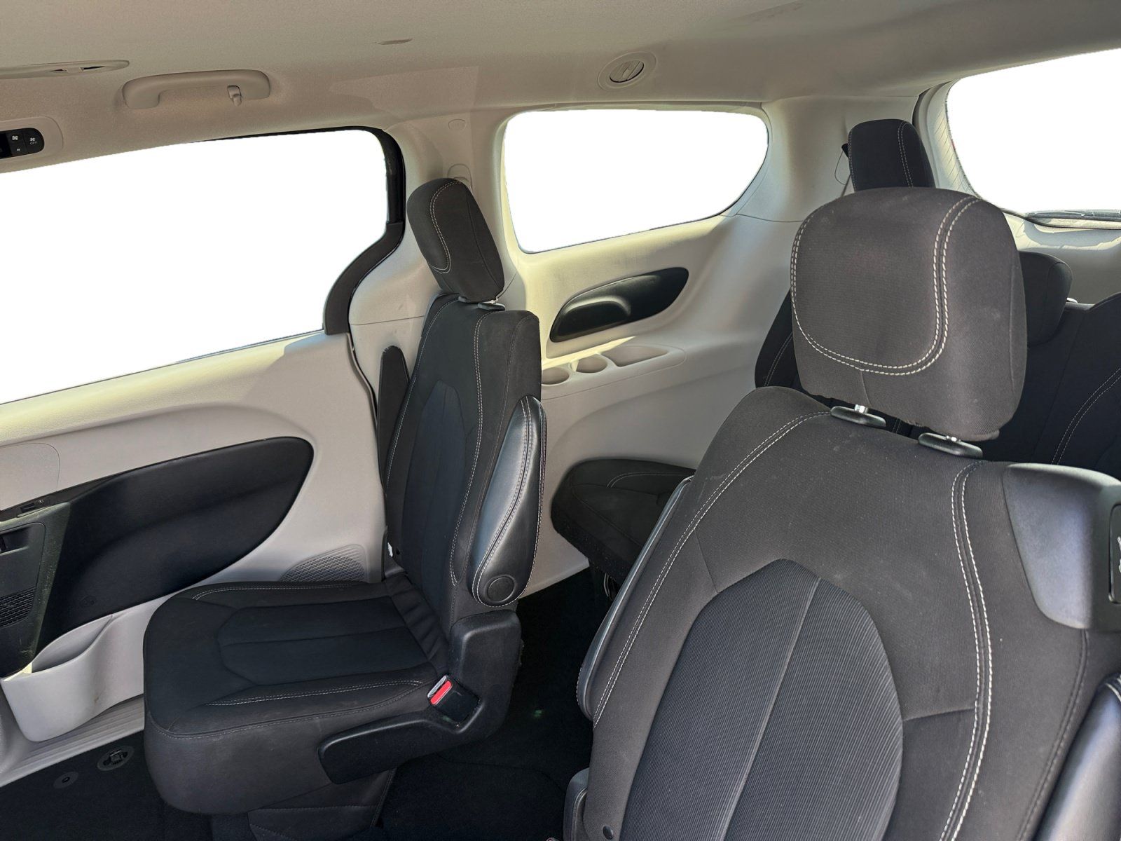 Used 2022 Chrysler Voyager LX FWD image 12