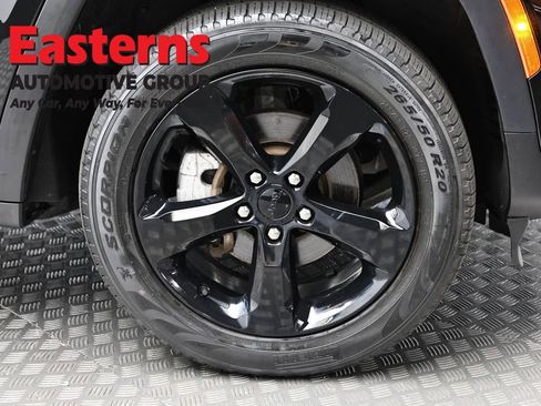 Used 2023 Jeep Grand Cherokee Limited w/ Black Appearance Package AWD/4WD image 32