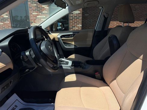 Used 2019 Toyota RAV4 LE FWD image 18