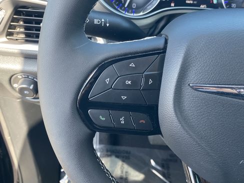 Used 2024 Chrysler Pacifica Limited w/ Uconnect Theater Family Group image 28