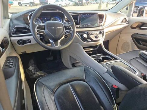 Certified 2023 Chrysler Pacifica Limited FWD image 16