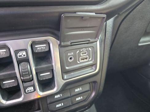 Used 2018 Jeep Wrangler Unlimited Sahara AWD/4WD image 28