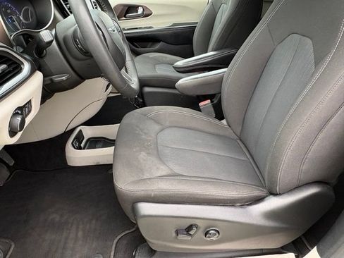 Used 2023 Chrysler Voyager LX FWD image 10