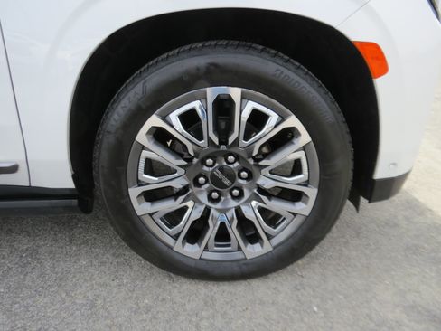 Used 2024 GMC Yukon XL Denali Ultimate image 10