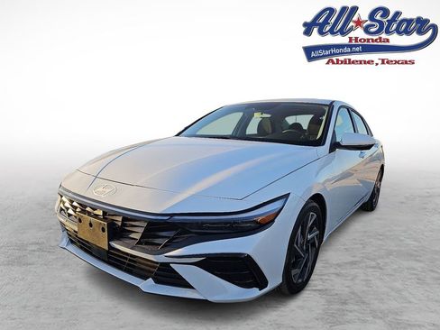 Used 2025 Hyundai Elantra SEL image 1