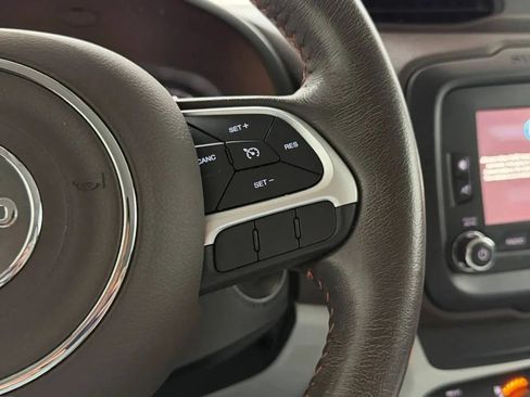 Used 2017 Jeep Renegade Latitude FWD image 19