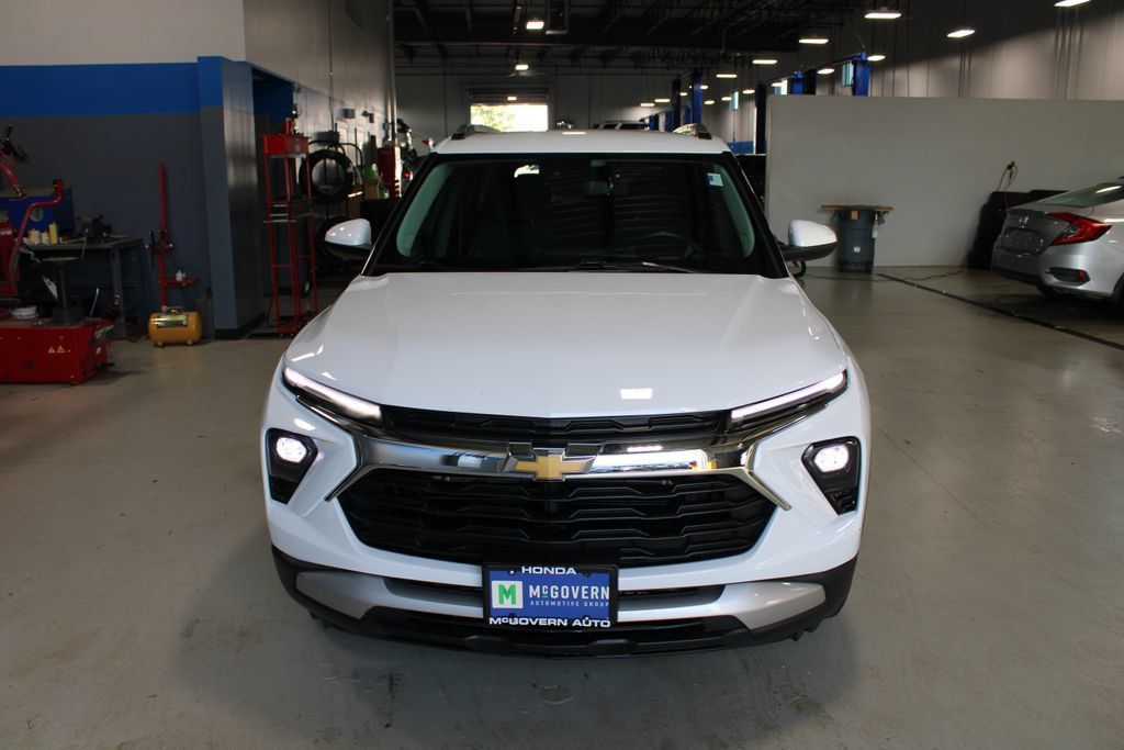 Used 2025 Chevrolet TrailBlazer LT w/ LT Cold Weather Package FWD image 2
