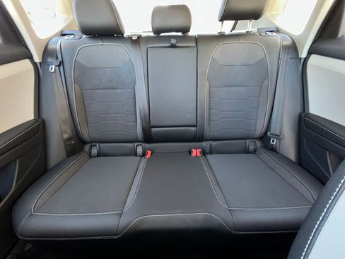 Used 2025 Volkswagen Taos SE image 39