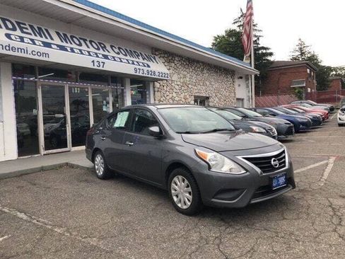 Used 2017 Nissan Versa SV FWD image 1