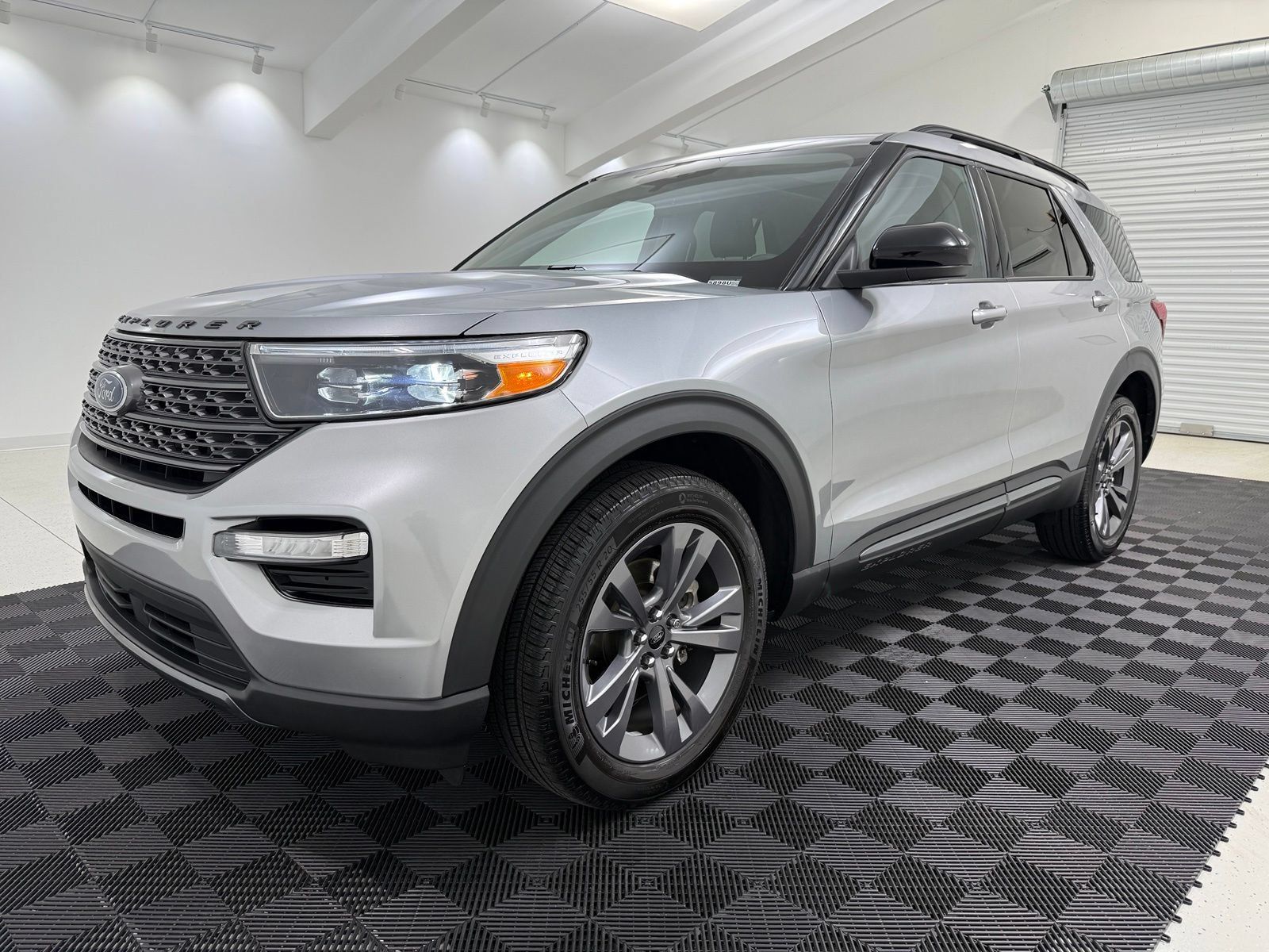 Used 2024 Ford Explorer XLT w/ Equipment Group 202A AWD/4WD image 3