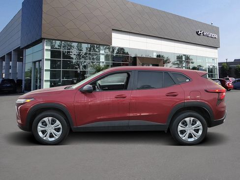 Used 2025 Chevrolet Trax LS image 3