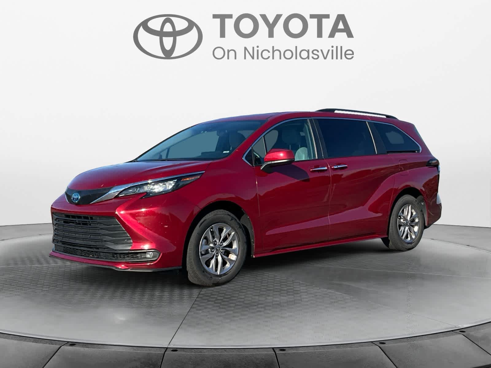 Used 2025 Toyota Sienna XLE FWD image 1
