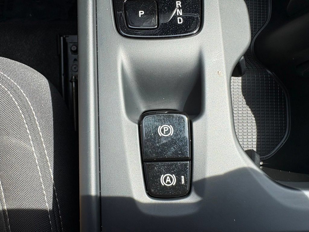 Used 2024 Volvo XC40 B5 Core AWD/4WD image 32