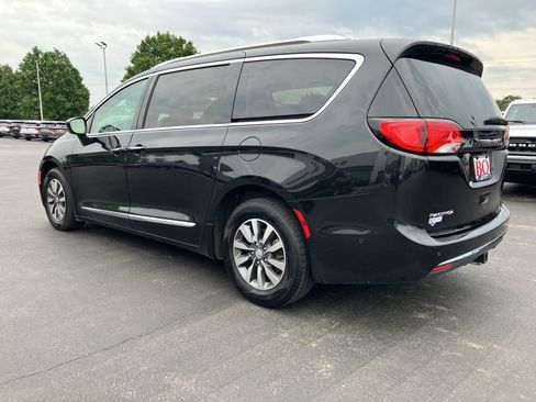 Used 2020 Chrysler Pacifica Touring-L Plus FWD image 4
