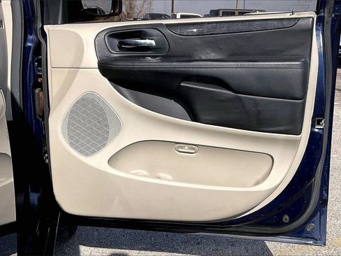 Used 2013 Dodge Grand Caravan SXT w/ UConnect Hands-Free Group image 28