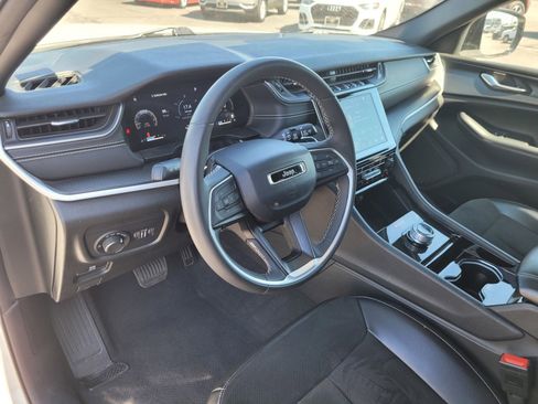 Used 2023 Jeep Grand Cherokee L Laredo image 16