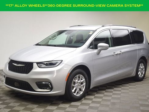Used 2022 Chrysler Pacifica Touring-L image 3