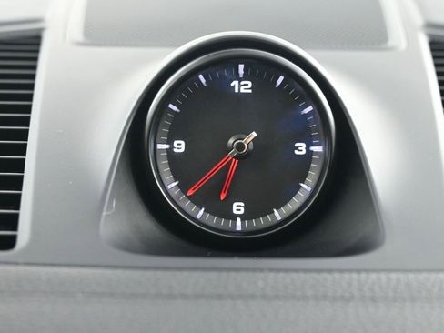 Certified 2022 Porsche Cayenne Platinum Edition image 22