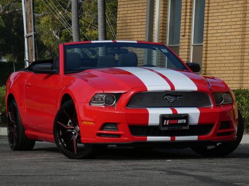 Used 2013 Ford Mustang Convertible image 3
