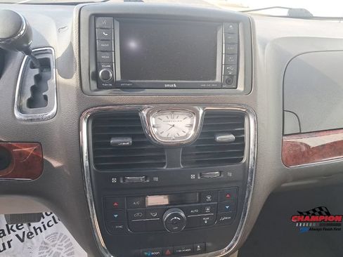 Used 2013 Chrysler Town & Country Touring FWD image 23