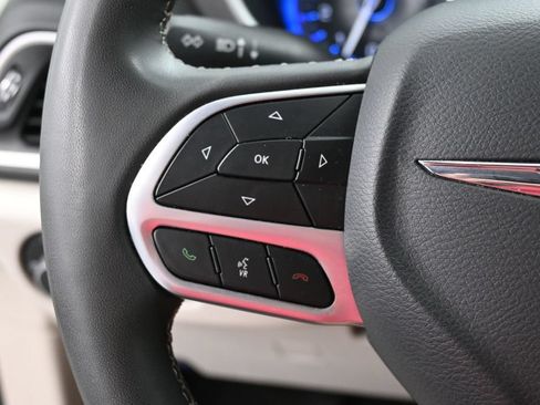 Used 2024 Chrysler Pacifica Touring-L FWD image 33