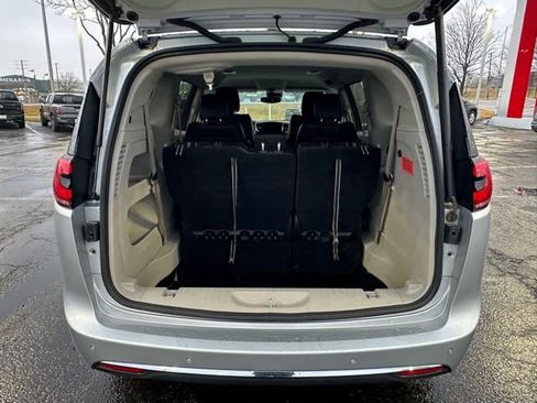 Used 2024 Chrysler Pacifica Touring-L image 17