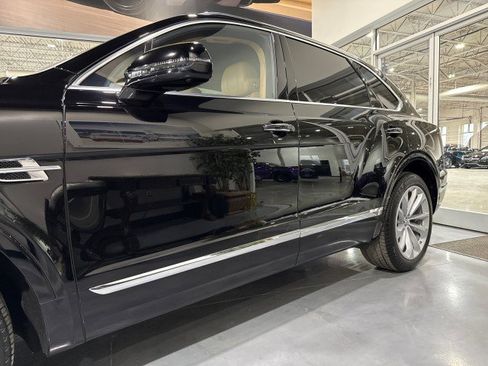 Used 2017 Bentley Bentayga image 24