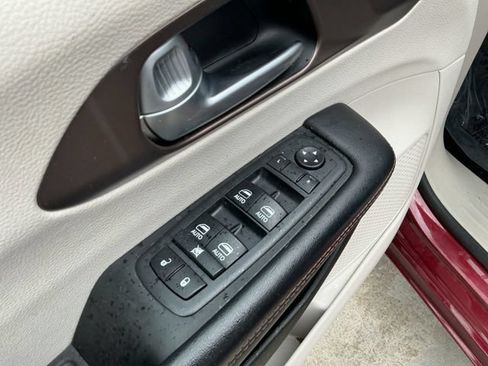 Used 2018 Chrysler Pacifica Touring-L Plus FWD image 19