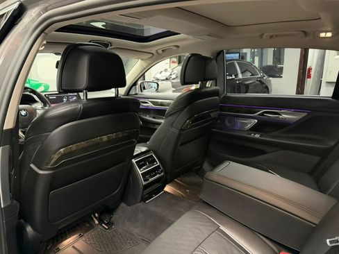 Used 2021 BMW 750i xDrive w/ Executive Package image 31